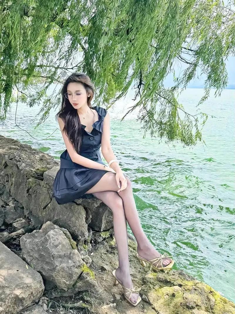 萌娃偷吃辣椒